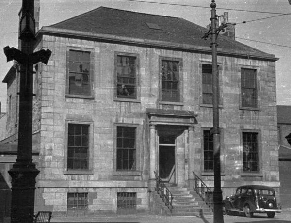 Black and white photograph of town house in Leith.